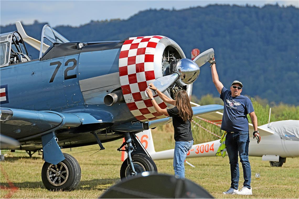 Der große Propeller wird angeworfen. Flugplatzfest und 75-jähriges Vereinsbesteh...