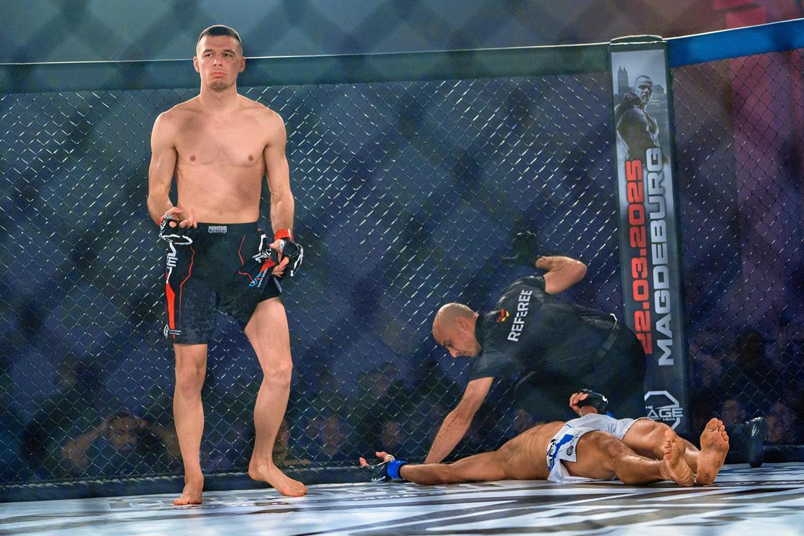 Robin Frank kämpft sich nach oben Der Großerlacher Robin Frank obenauf, sein portugiesischer Gegner Diego Santos nach dem schnellen K.o. am Boden. Foto: Sven Sonnenberg