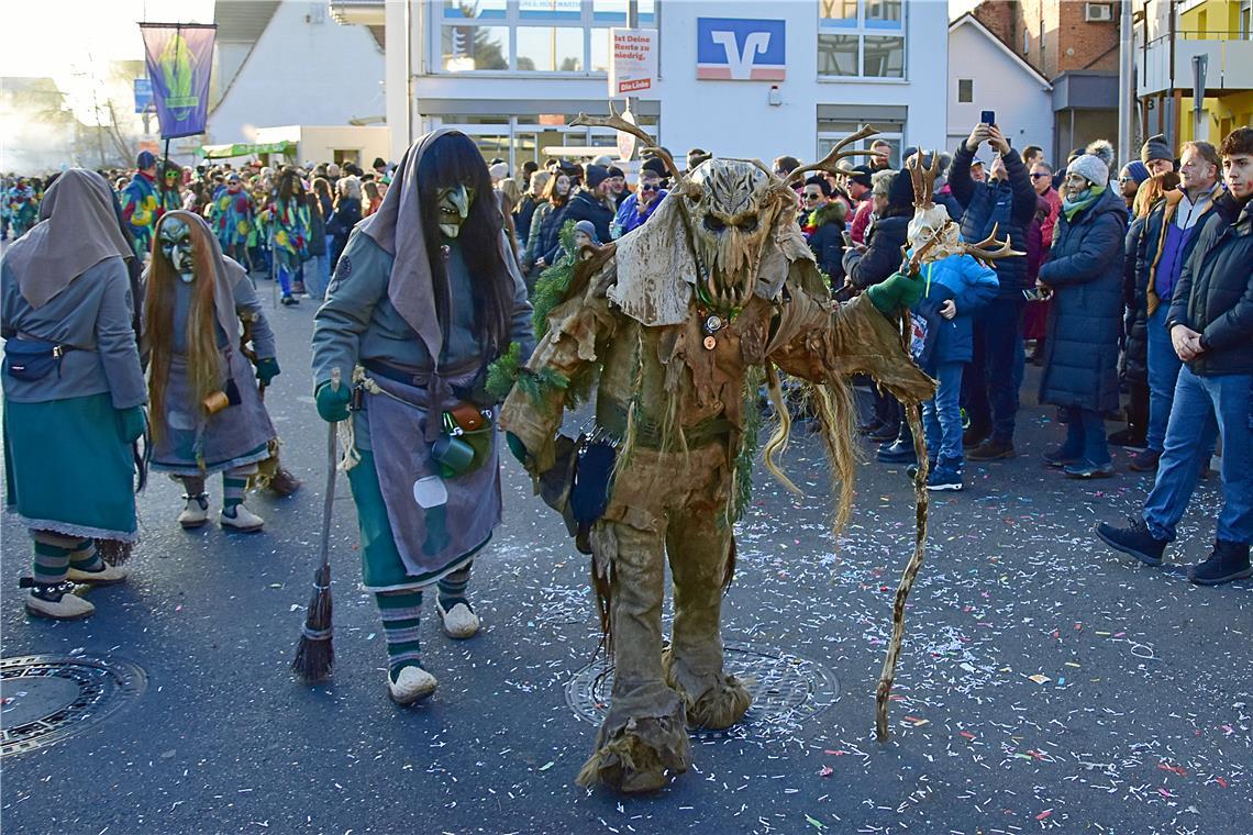 Legenden werden zu Großerlacher Masken Der Großerlacher Schelm (vorne) bietet einen gruseligen Anblick. Im Schlepptau hat er die Waldglashexen. Foto: Tobias Sellmaier