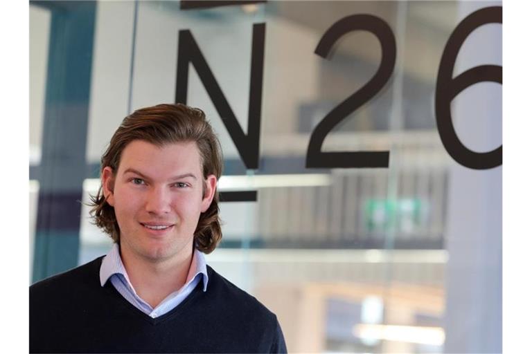 Der Gründer der N26 Bank, der Wiener Valentin Stalf, steht in den Geschäftsräumen des Unternehmens. Die deutsche Smartphone-Bank N26 hat ihr Geschäft auf die USA ausgedehnt. Foto: Wolfgang Kumm