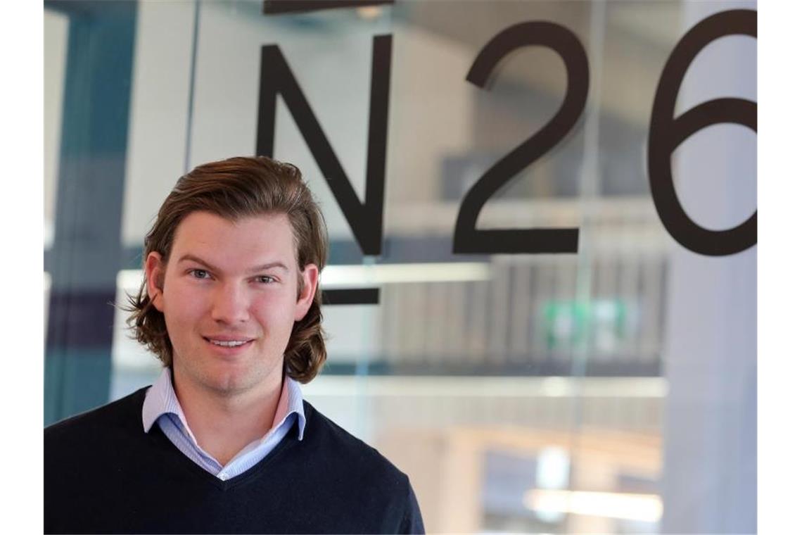 Der Gründer der N26 Bank, der Wiener Valentin Stalf, steht in den Geschäftsräumen des Unternehmens. Foto: Wolfgang Kumm/Archiv