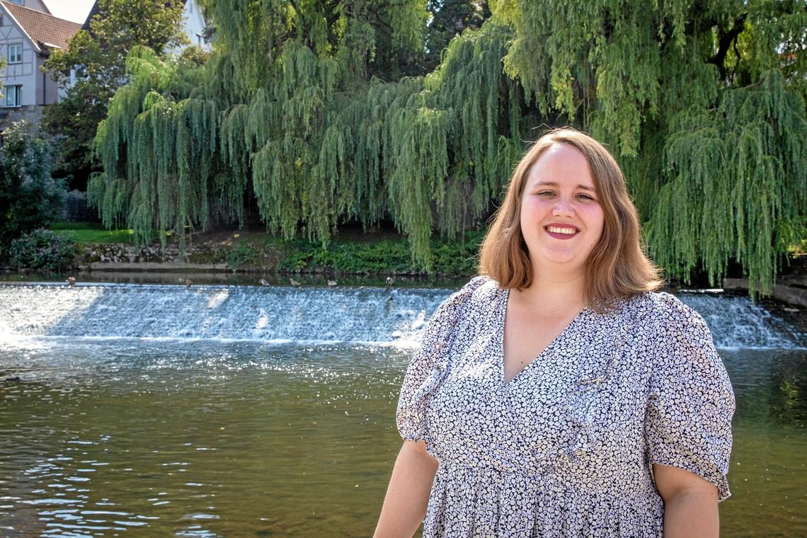 Selbstbewusst wie Pippi Langstrumpf Der grüne Hintergrund am Murrufer passt zu den politischen Zielen von Ricarda Lang. Die 27-Jährige fordert mehr Konsequenz beim Klimaschutz und will den für 2038 beschlossenen Kohleausstieg vorziehen.Foto: A. Becher