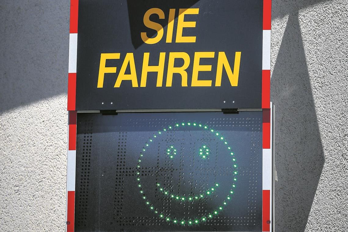 Der grüne Smiley zeigt an: Die Geschwindigkeit wird eingehalten. Foto: A. Becher