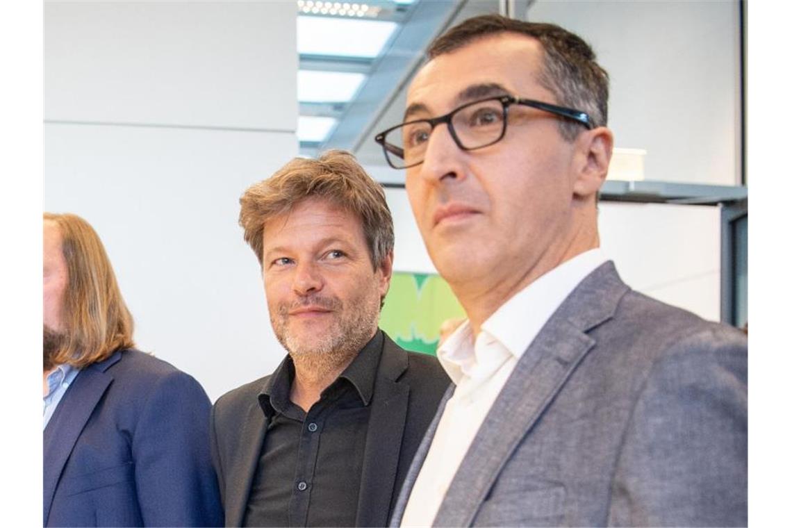 Der Grünen-Fraktionsvorsitzende Anton Hofreiter (l.) neben den designierten Bundesministern Robert Habeck (m.) und Cem Özedemir. Foto: Arne Immanuel Bänsch/dpa