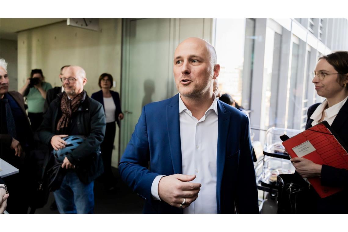 Der Grünen-Politiker Sven Lehmann hatte im Ausschuss kritische Fragen.