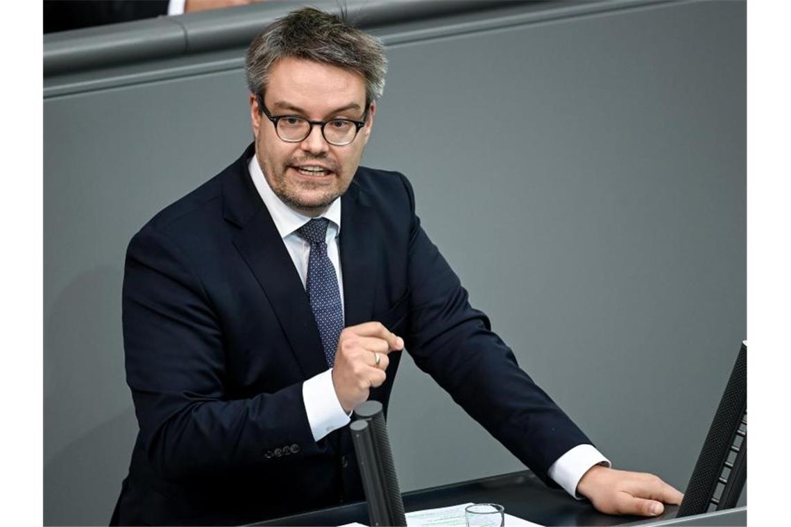 KSK: Grüne und FDP setzen Kramp-Karrenbauer unter Druck Der Grünen-Verteidigungsexperte Tobias Lindner. Foto: Britta Pedersen/dpa-Zentralbild/dpa/Archivbild