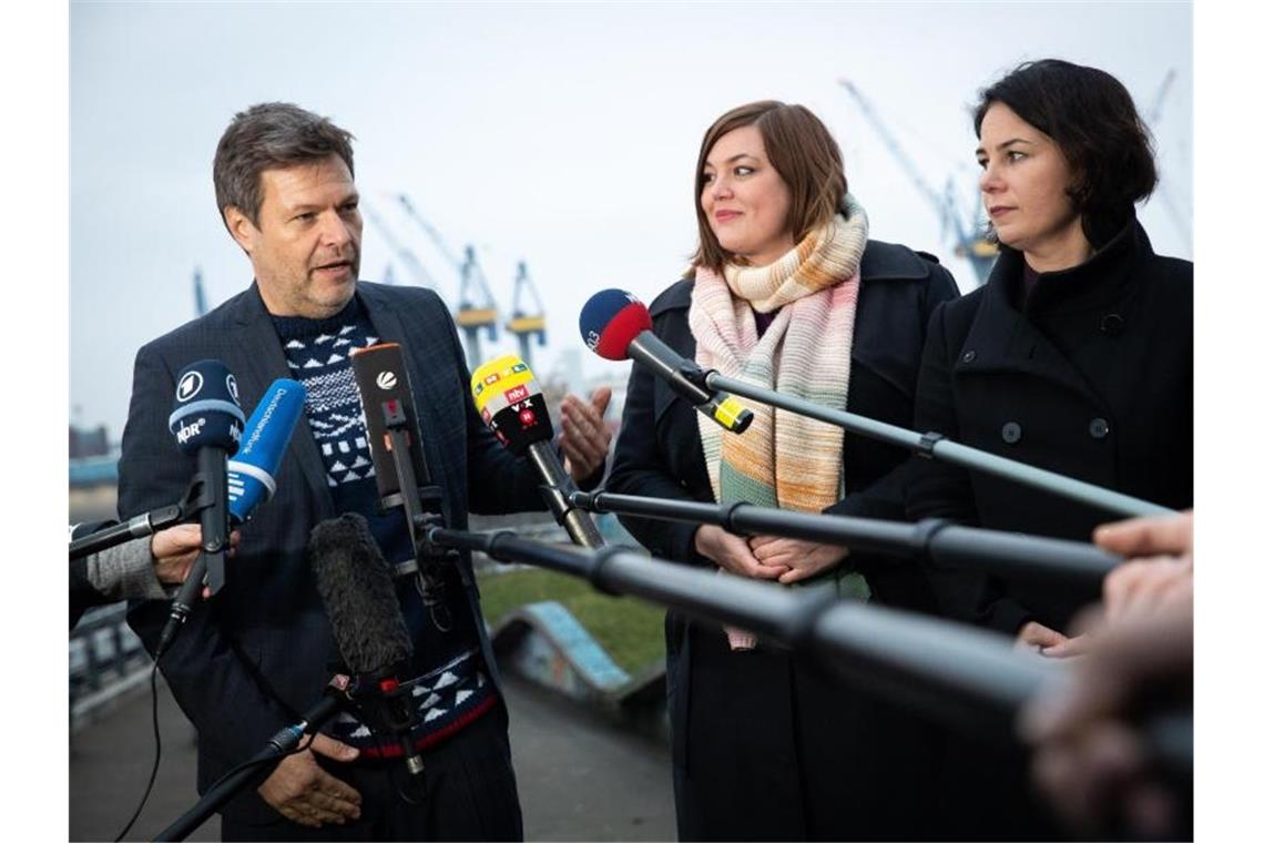 Grüne wollen Öko-Umbau der Industrie besser fördern Der Grünen-Vorsitzende Robert Habeck, die Hamburger Spitzenkandidatin Katharina Fegebank und die Vorsitzende Annalena Baerbock nach dem Beginn der Jahresauftakt-Klausur. Foto: Christian Charisius/dpa