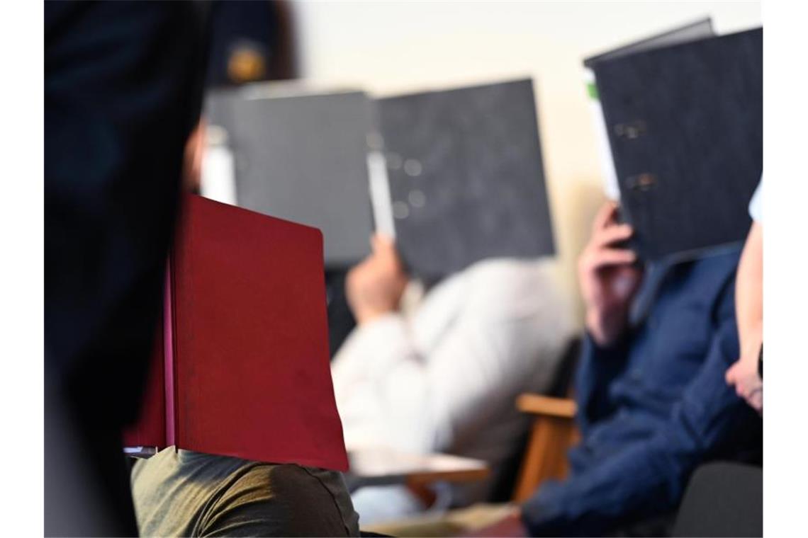 Der Gruppenvergewaltigung Angeklagte vor dem Prozessbeginn im Gerichtssaal im Landgericht Freiburg. Foto: Patrick Seeger/Archivbild