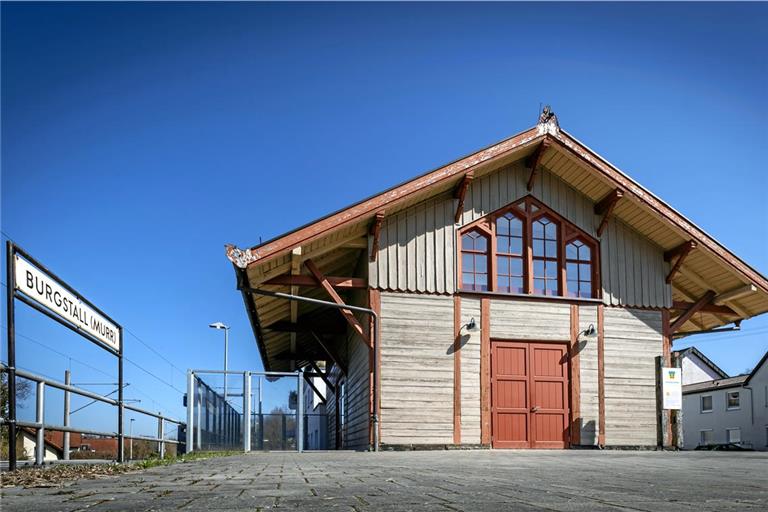 Der Güterschuppen am Bahnhof in Burgstall erinnert heute kaum noch an seine ursprüngliche Funktion – die Lagerung von Gütern. Fotos: Alexander Becher