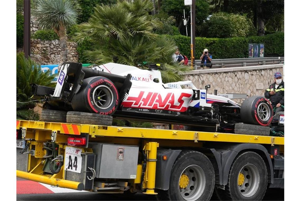 Erneuter Crash im Training: Schumacher verpasst Monaco-Quali Der Haas-Bolide von Mick Schumacher musste nach dem Unfall abgeschleppt werden. Foto: Hasan Bratic/dpa