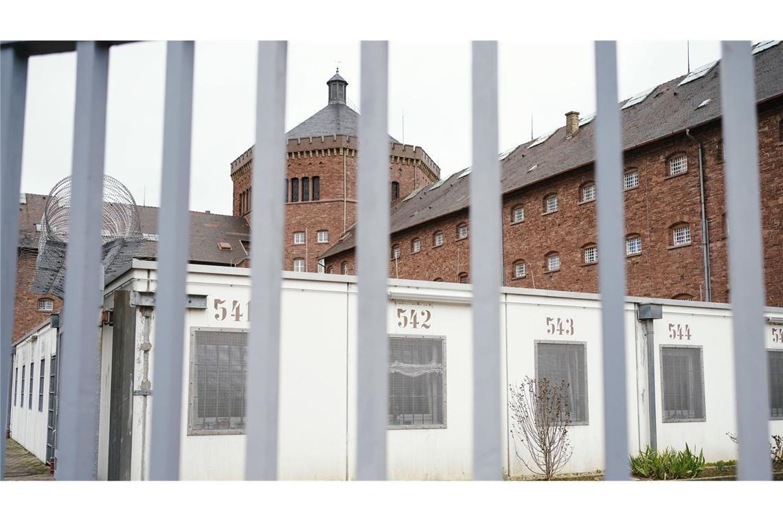 Mörder zur Flucht verholfen? - Haft für möglichen Komplizen Der Häftling der JVA Bruchsal war im Oktober 2023 bei einem Ausgang in ein Waldgebiet geflohen.