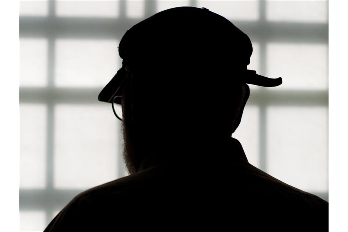 Langzeithäftling kommt nach fast 60 Jahren Haft frei Der Häftling steht in Bruchsal in der Justizvollzugsanstalt vor dem vergitterten Fenster eines Besucherraums. Nach mehr als 58 Jahren Haft kommt ein 84 Jahre alter verurteilter Doppelmörder frei. Foto: picture alliance / dpa