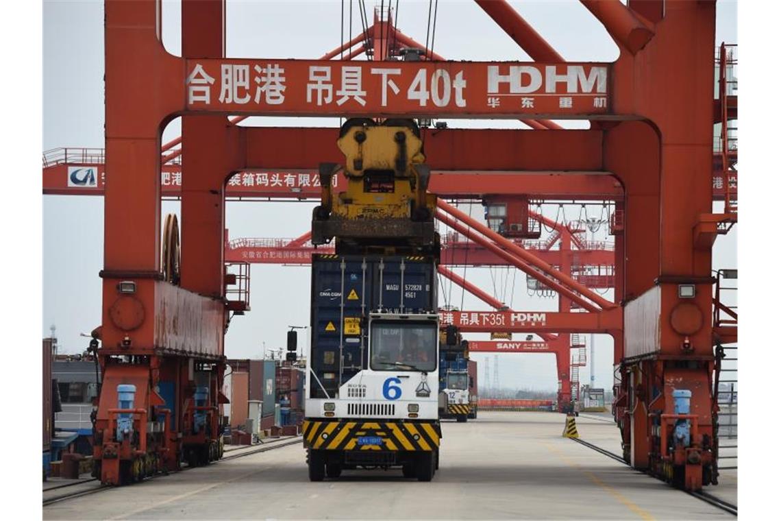 Stimmung in Chinas Industrie erholt sich von Rekordeinbruch Der Hafen der ostchinesischen Stadt Hefei. Wegen der Ausbreitung des Coronavirus standen viele Fabriken und Häfen in China wochenlang still. Foto: Zhou Mu/Xinhua/dpa