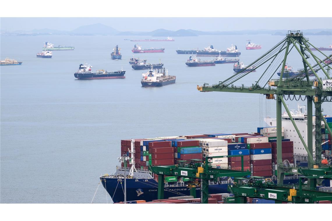 Der Hafen Singapur, der zu den weltgrößten zählt, liegt an der Straße von Singapur.
