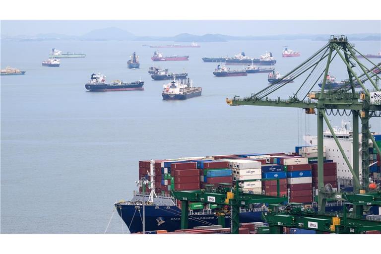 Der Hafen Singapur, der zu den weltgrößten zählt, liegt an der Straße von Singapur.
