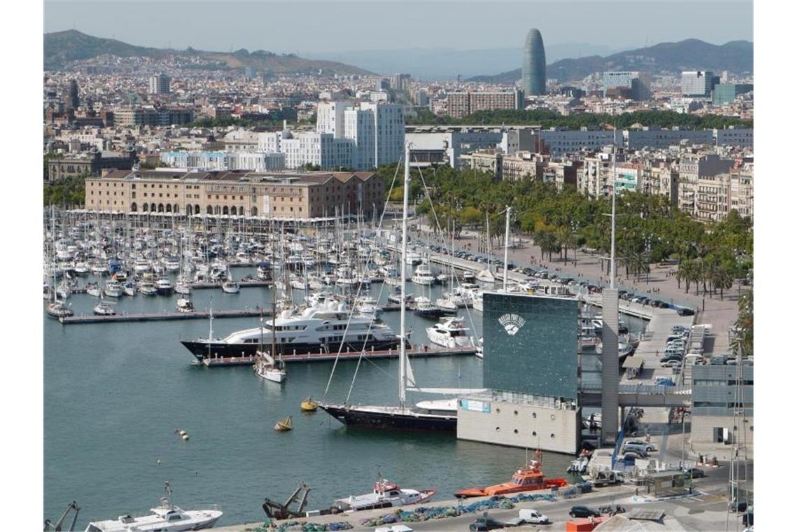 Spanien setzt erstmals mögliche Oligarchen-Jachten fest Der Hafen von Barcelona - Spanische Behörden haben dort laut Medienberichten erstmals eine Jacht festgesetzt, die möglicherweise einem von EU-Sanktionen betroffenen russischen Oligarchen gehört. Foto: Rainer Jensen/dpa