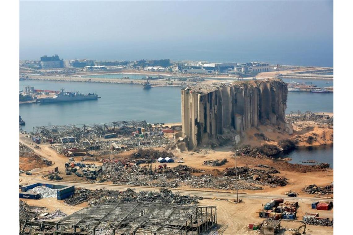 Der Hafen von Beirut einen Monate nach dem Unglück. Die Wucht der Explosion war so enorm, dass sie nicht nur große Teile des Hafens in Schutt und Asche legte, sondern auch die umliegenden Wohnviertel massiv zerstörte. Foto: Marwan Naamani/dpa