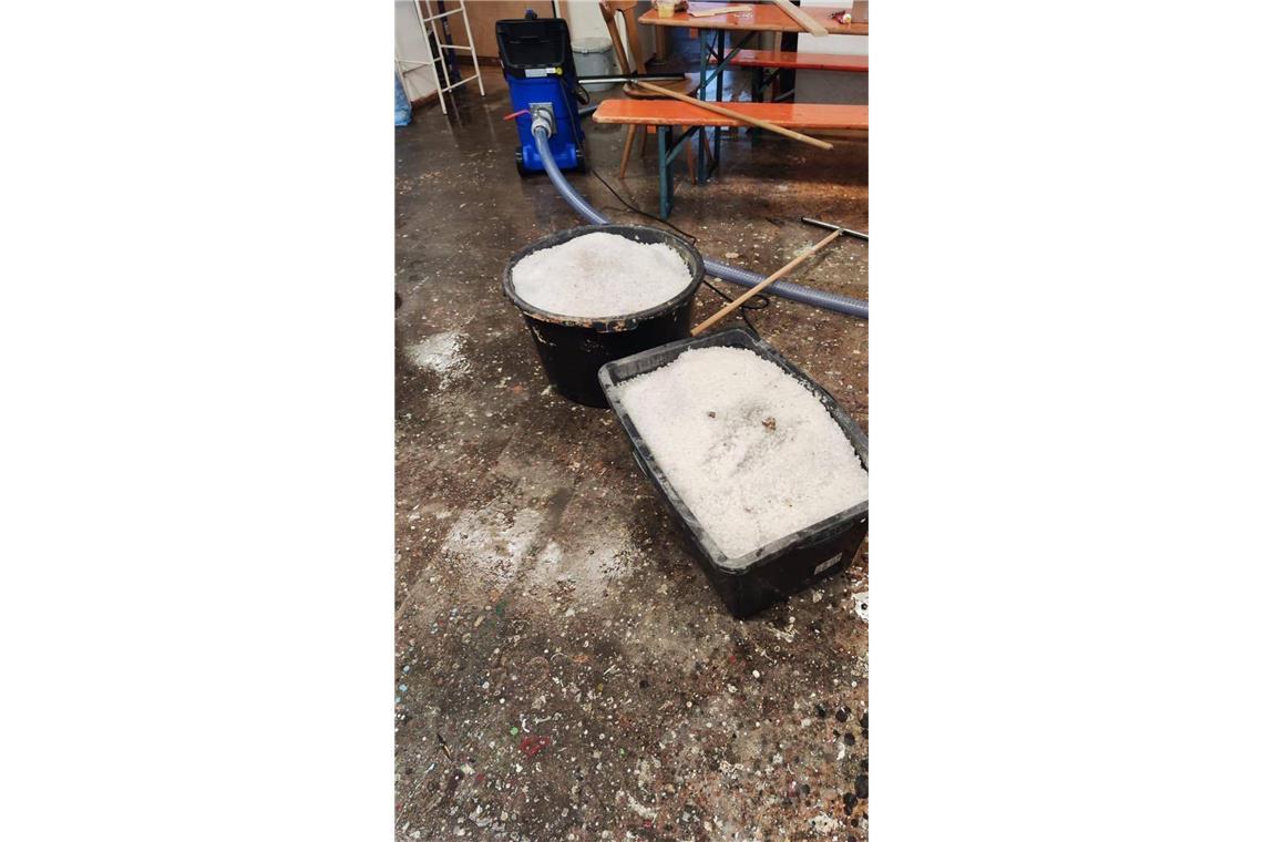 Der Hagel wurde Tonnenweise weggeschafft.