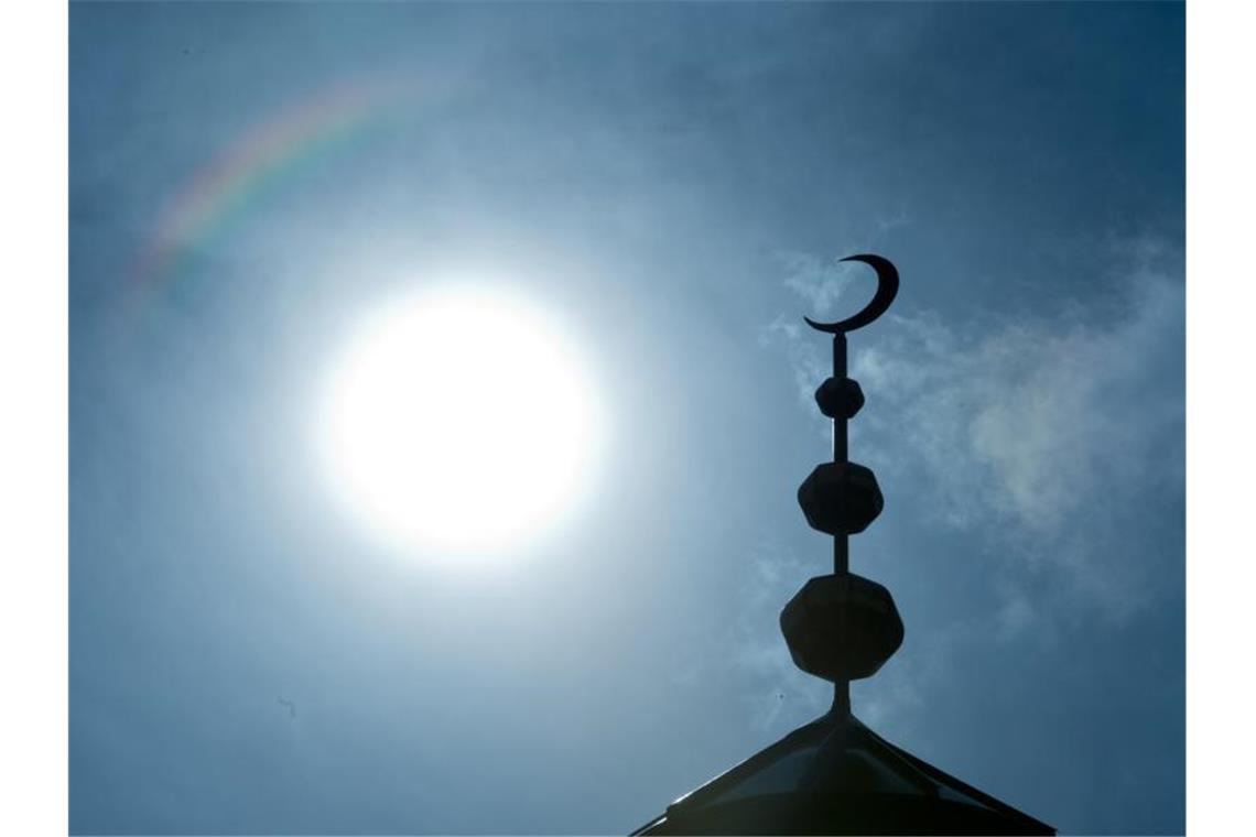 Der Halbmond auf dem Minarett einer Moschee. Foto: Boris Roessler/dpa