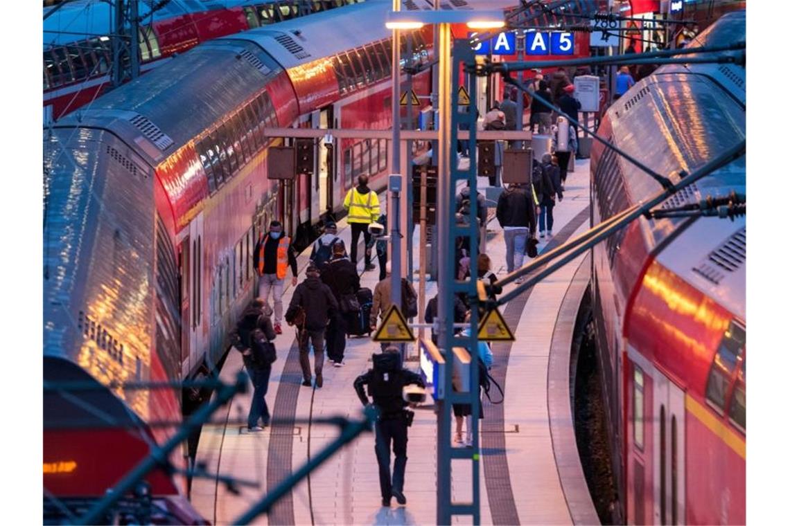 Der Hamburger Hauptbahnhof am frühen Morgen. Foto: Daniel Bockwoldt/dpa