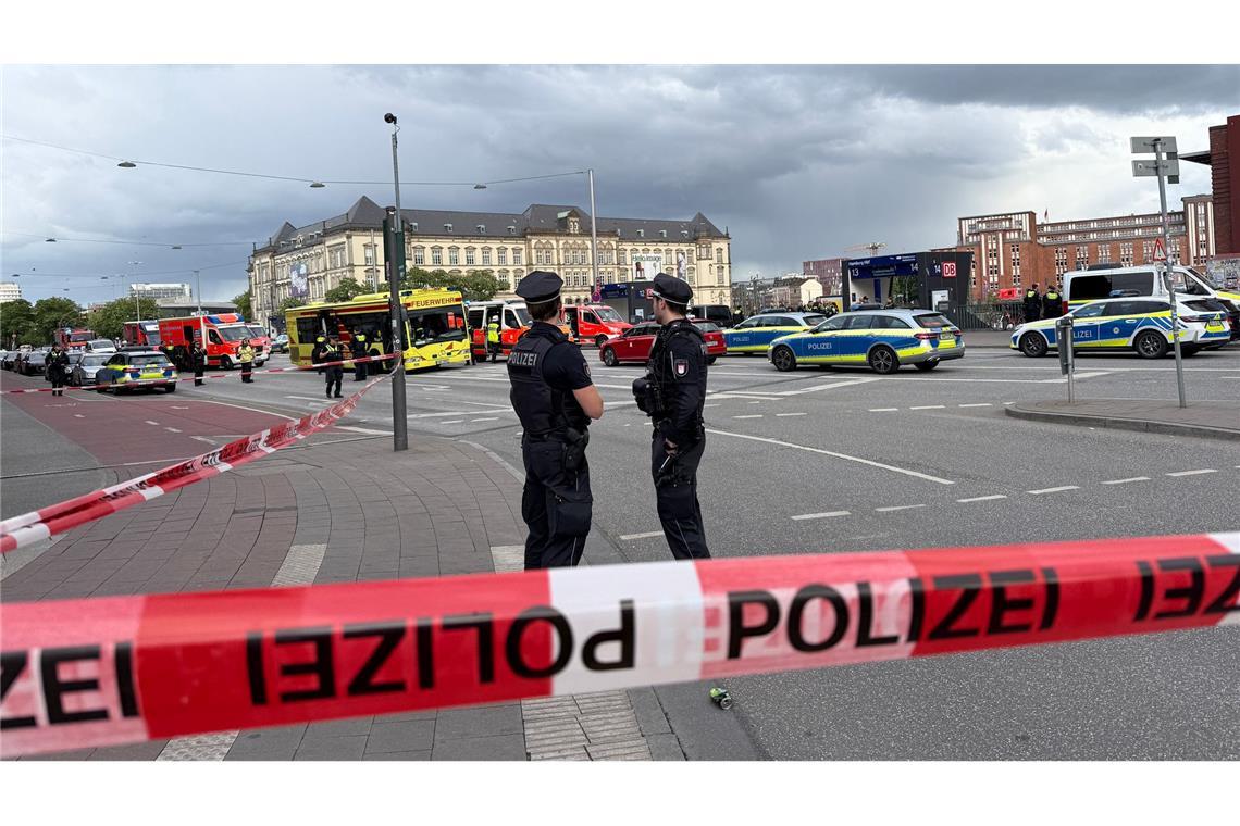 Messerangriff am Hauptbahnhof - 17 Menschen verletzt Der Hamburger Hauptbahnhof ist nach dem Messerangriff weiträumig abgesperrt.
