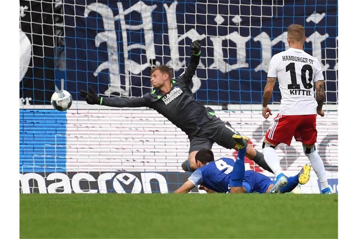 Der Hamburger Sonny Kittel (r) erzielt den Treffer zum 0:2. Der Karlsruher Torwart Benjamin Uphoff kann den Ball nicht halten. Foto: Uli Deck