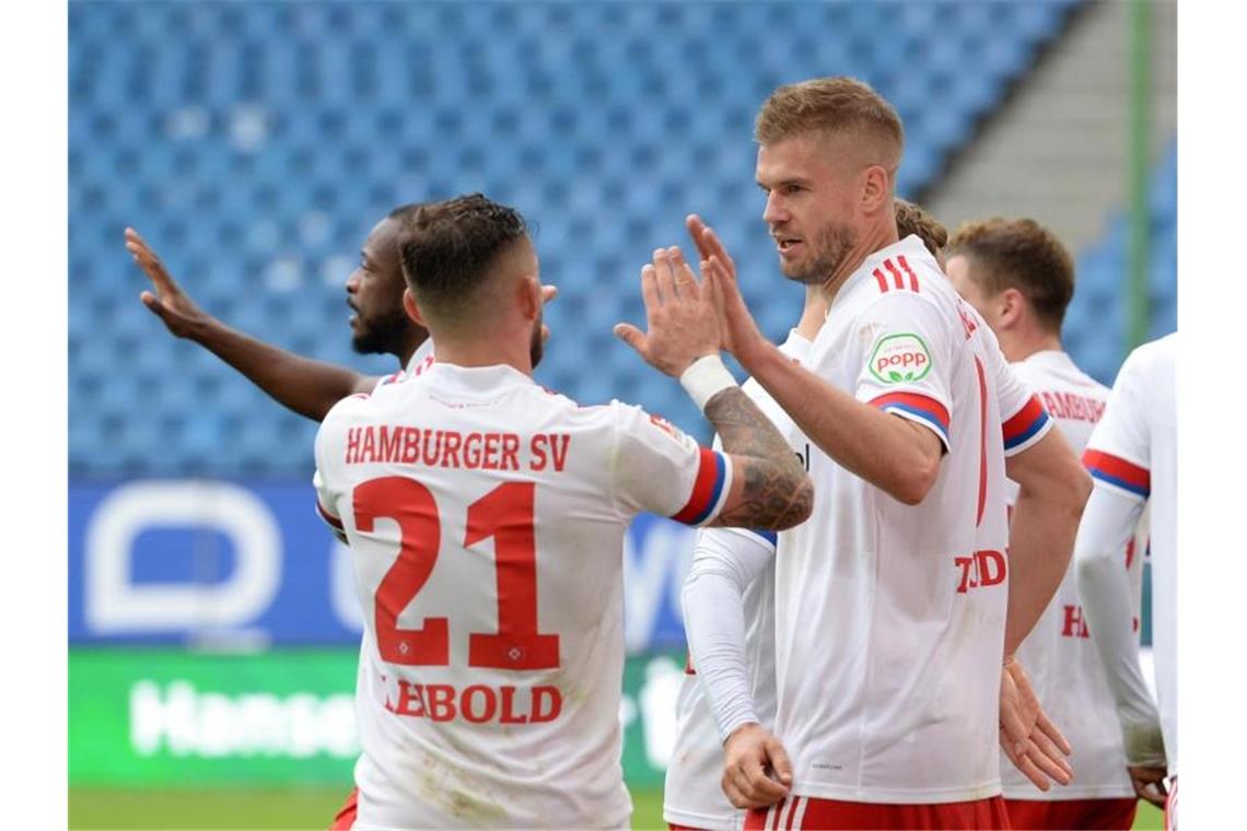 Der Hamburger SV führt weiter die Tabelle der 2. Liga an. Foto: Daniel Bockwoldt/dpa