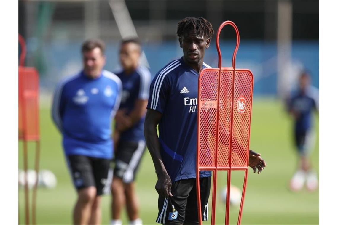 Hecking hofft auf schnelle Lösung im Fall Jatta Der Hamburger SV hält zu Bakery Jatta. Foto: Christian Charisius