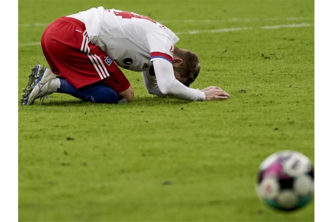 Der Hamburger SV hat daheim gegn Hannover 96 0:1 verloren: HSV-Spieler Aaron Hunt ärgert sich über eine vertane Chance. Foto: Axel Heimken/dpa