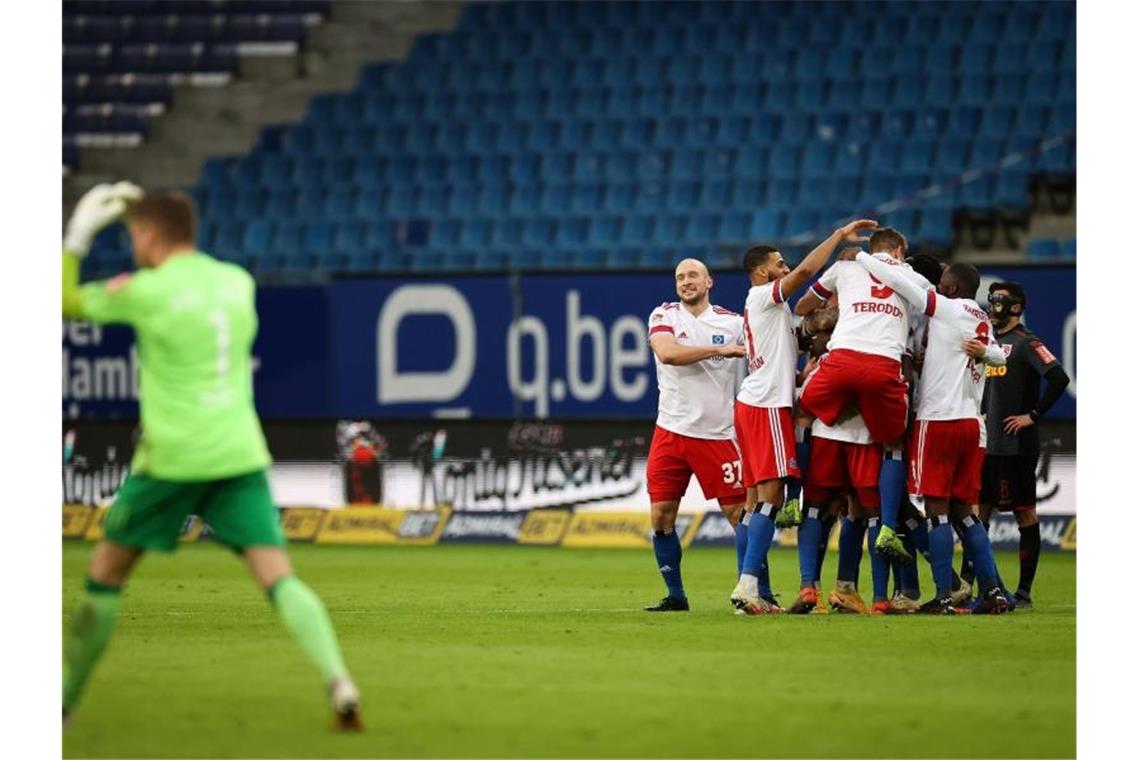 Der Hamburger SV hat mit dem Sieg gegen Regensburg die Tabellenführung übernommen. Foto: Christian Charisius/dpa