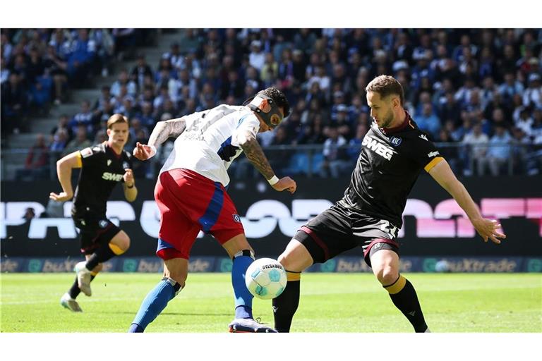 Der Hamburger SV und Davie Selke (l) patzen gegen Karlsruhe mit Christoph Kobald.