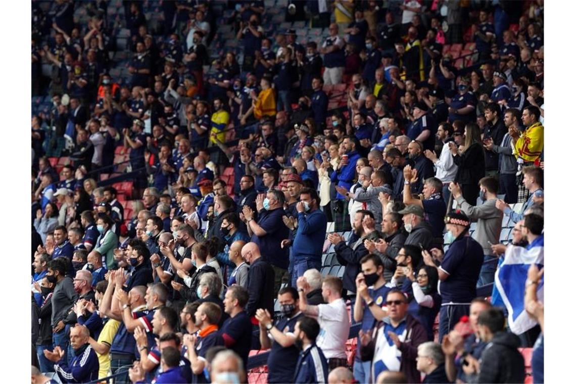 Tscheche Schick schockt Schottland mit Traum-Tor Der Hampden Park in Glasgow war gut besucht. Foto: Andrew Milligan/PA Wire/dpa