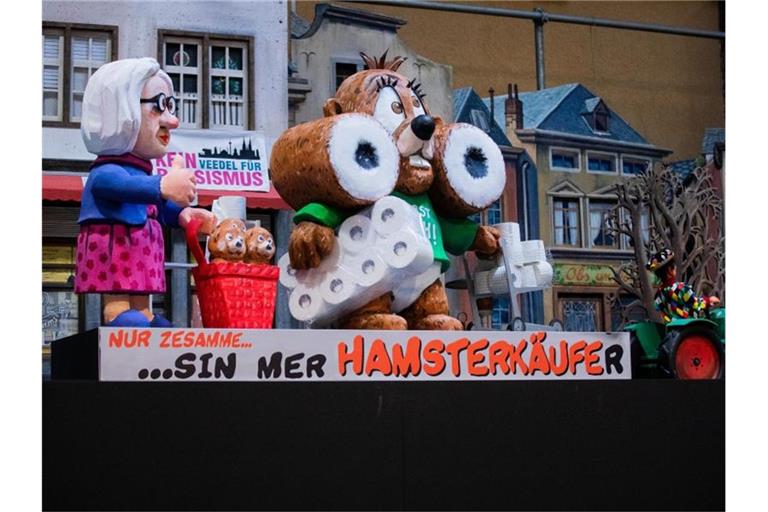 Der Hamster ist unterwegs - natürlich mit Klopapier. Foto: Rolf Vennenbernd/dpa