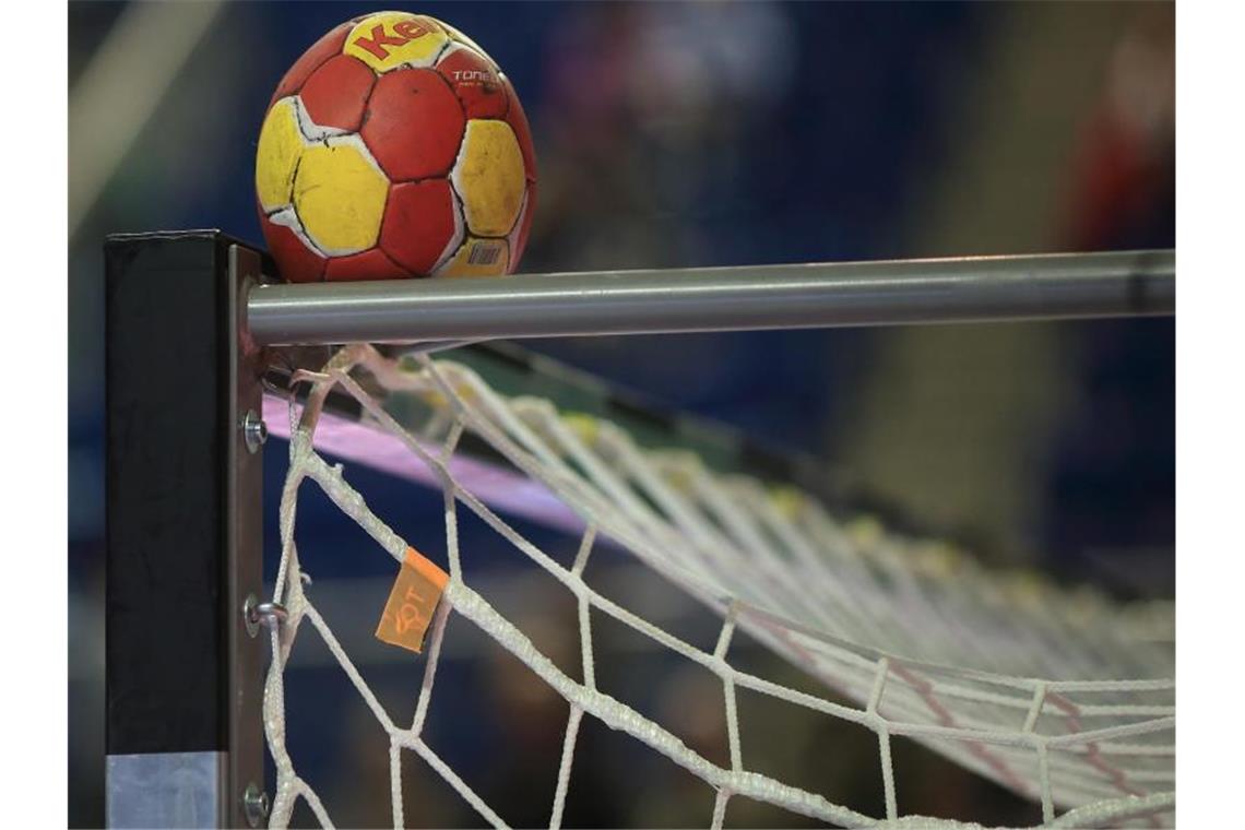 Zwei Spiele der Bietigheimer Handballerinnen abgesagt Der Handball liegt auf dem Tor. Foto: Jens Wolf/dpa-Zentralbild/dpa/Symbolbild