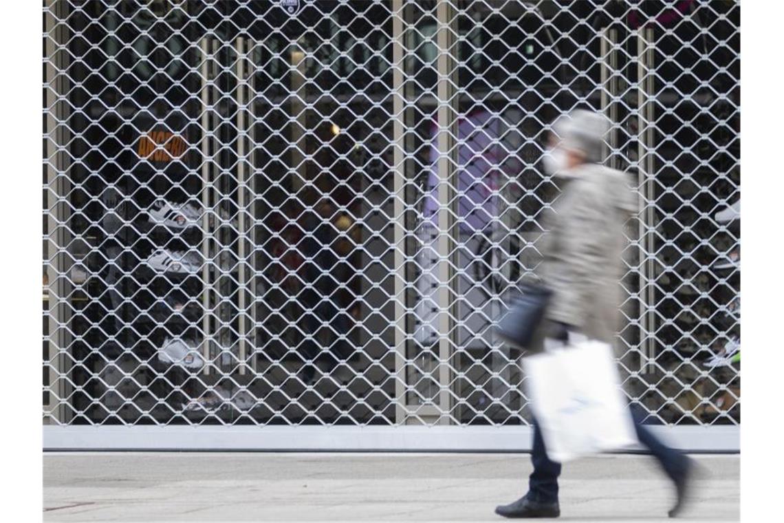 Der Handel rechnet nicht mit einem raschen Ende der coronabedingten Ladenschließungen in Deutschland. Foto: Tom Weller/dpa