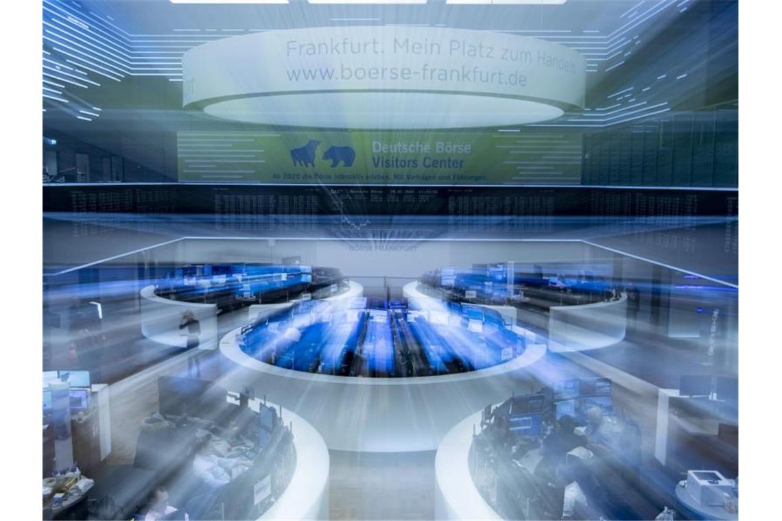 Alarm auch an Wall Street: Handel kurzzeitig unterbrochen Der Handelssaal der Börse Frankfurt: Der Kursrutsch an der deutschen Aktienbörse beschleunigt sich. Foto: Boris Roessler/dpa