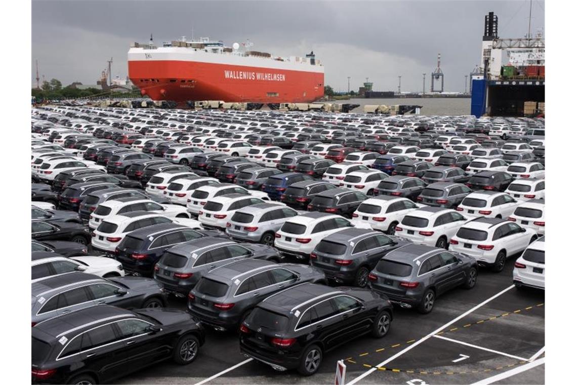 Der Handelsstreit drückt auf das Geschäftsklima: Am Autoterminal in Bremerhaven stehen Mercedes-Modelle für den Export bereit. Foto: Ingo Wagner