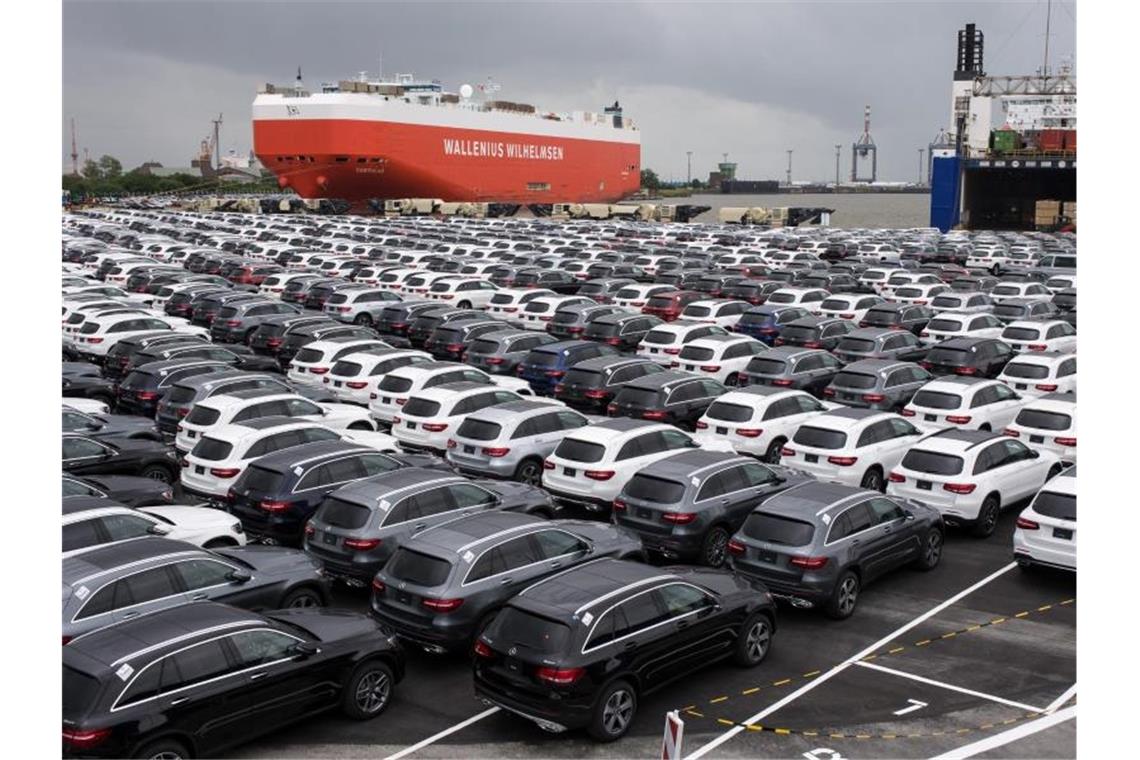 Ifo-Geschäftsklima auf tiefstem Stand seit sechs Jahren Der Handelsstreit drückt auf das Geschäftsklima: Am Autoterminal in Bremerhaven stehen Mercedes-Modelle für den Export bereit. Foto: Ingo Wagner