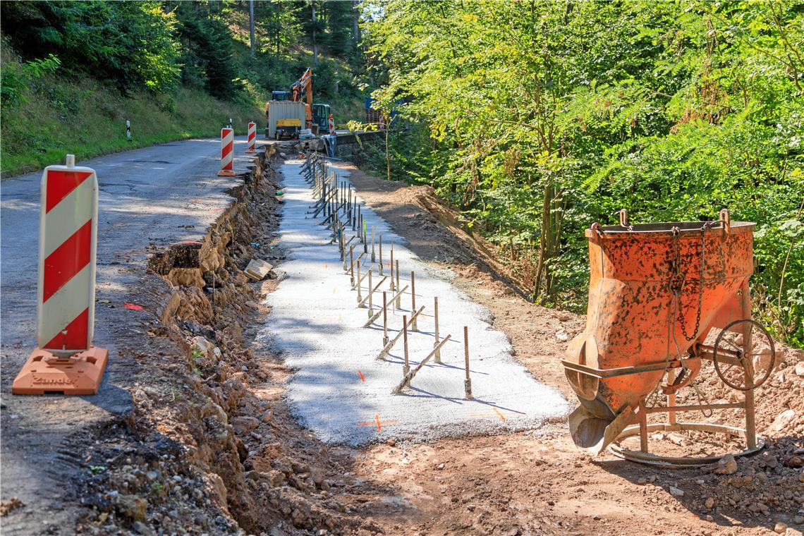 Große Baustelle zwischen Murrhardt und Vorderwestermurr Der Hang wird unter anderem mit Mikropfählen gesichert, die senkrecht sowie schräg in den Grund gebohrt werden. Foto: Stefan Bossow