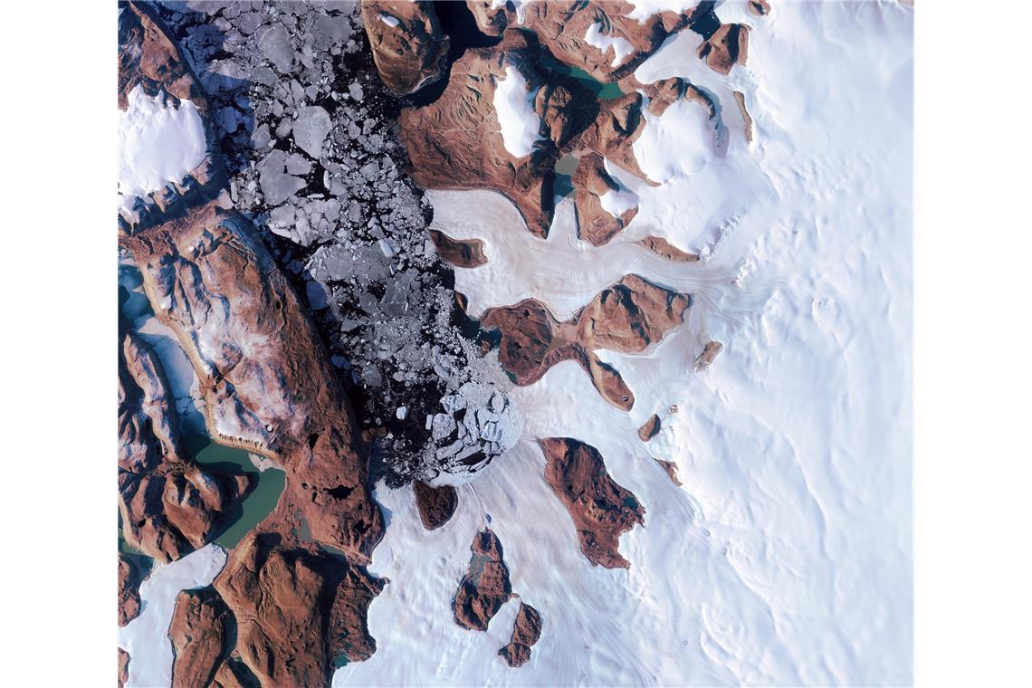Der Harder Gletscher im Norden Grönlands, aufgenommen von der Copernicus-Sentinel-2-Mission im Jahr 2024. Wissenschaftler haben vor kurzem herausgefunden, dass im Jahr 2014 in dieser Region eine gewaltige Flut unter dem Eis mit solcher Kraft aufstieg, dass die Eisdecke brach und eine riesige Menge Schmelzwasser durch die Eisoberfläche nach oben schoss.