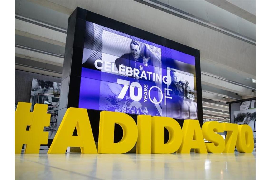 Der Hashtag "#ADIDAS70" steht beim Sportartikelhersteller in Herzogenaurach auf dem Boden. Am 18. August 1949 ließ Adolf „Adi“ Dassler die Firma ins Handelsregister eintragen. Foto: Daniel Karmann