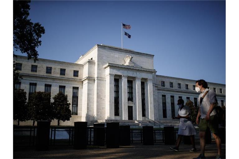 Der Haupsitz der Federal Reserve in Washington: Experten zufolge sind die Krisenmaßnahmen der Fed bereits umfassender als jene nach der globalen Finanzkrise 2008/2009. Foto: Ting Shen/XinHua/dpa