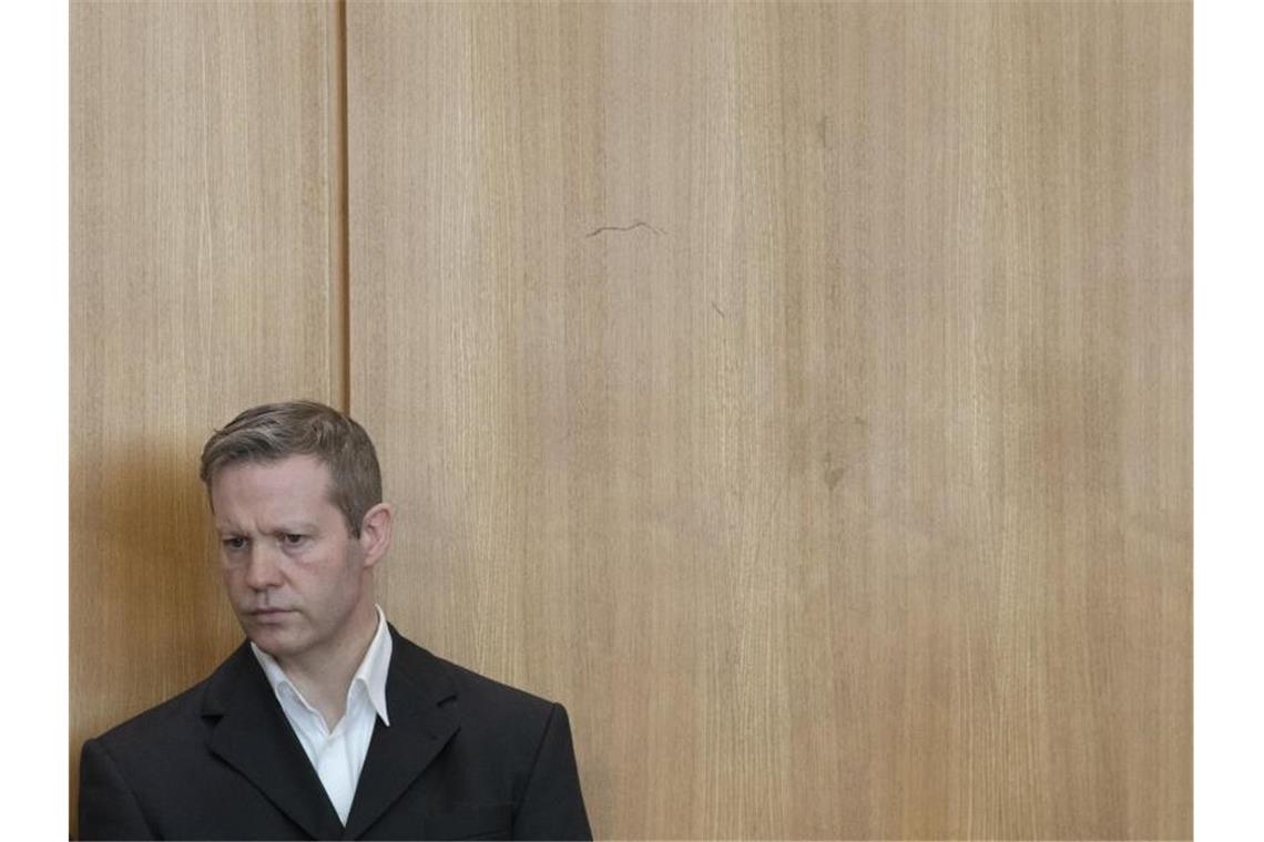 Der Hauptangeklagte im Lübcke-Prozess, Stephan Ernst, wartet auf den Verhandlungsbeginn. Foto: Boris Roessler/dpa pool/dpa