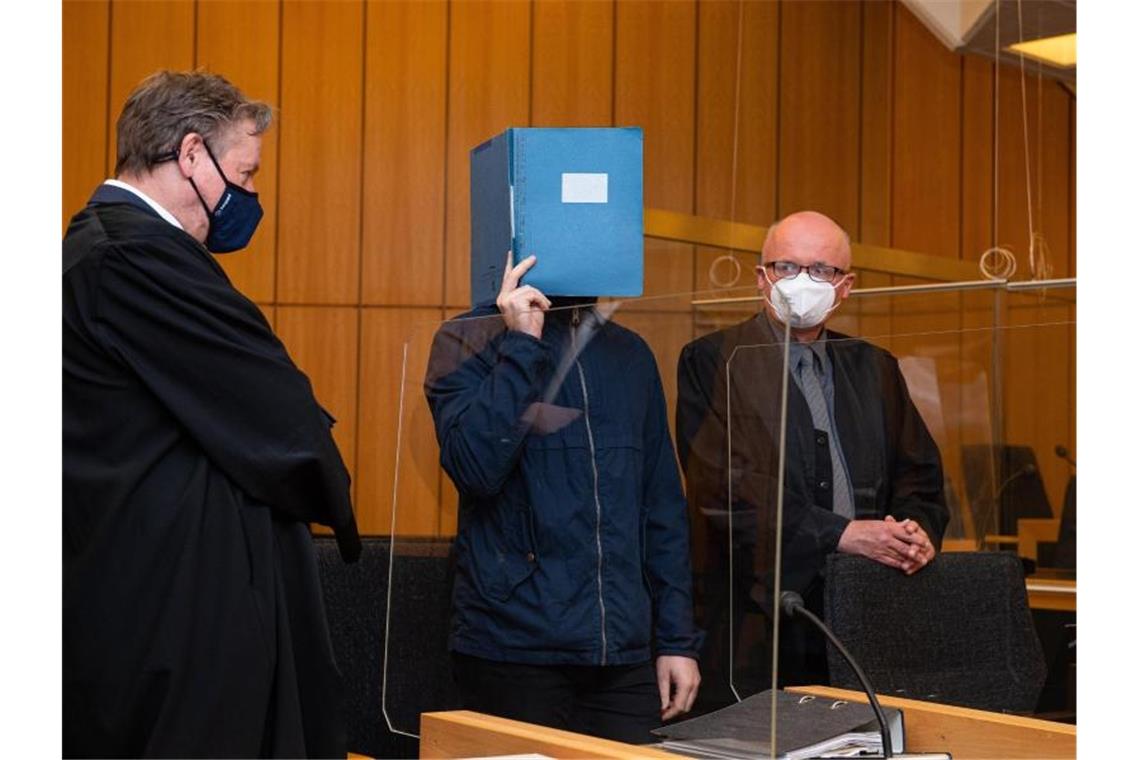 Der Hauptangeklagte (m.) wurde vom Landgericht Münster zu 14 Jahren Haft verurteilt. Foto: Guido Kirchner/dpa pool/dpa