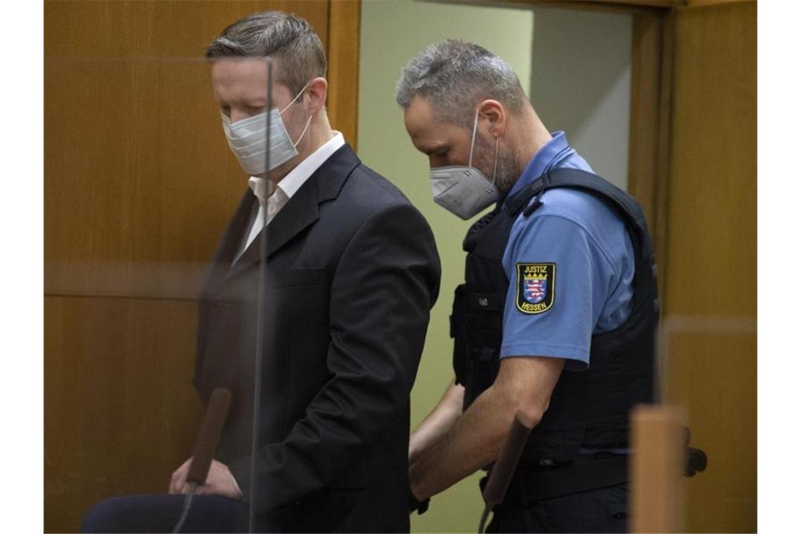 Bundesanwalt fordert Sicherungsverwahrung im Mordfall Lübcke Der Hauptangeklagte Stephan Ernst (l.) wird in den Gerichtssaal geführt. Foto: Boris Roessler/dpa