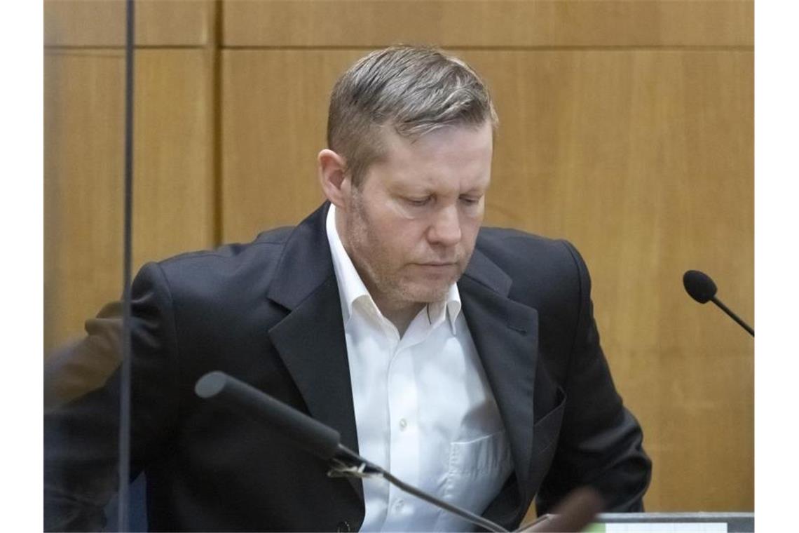 Gutachter: Mutmaßlicher Lübcke-Mörder ist schuldfähig Der Hauptangeklagte Stephan Ernst wartet vor Verhandlungsbeginn im Gerichtssaal. Foto: Ronald Wittek/EPA/Pool/dpa