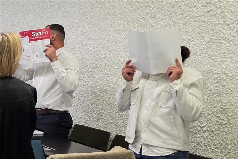 Der Hauptangeklagte und Gaststättenbetreiber (Zweiter von rechts) und sein Angestellter (rechts) müssen sich vor Gericht verantworten. Foto: Florian Muhl