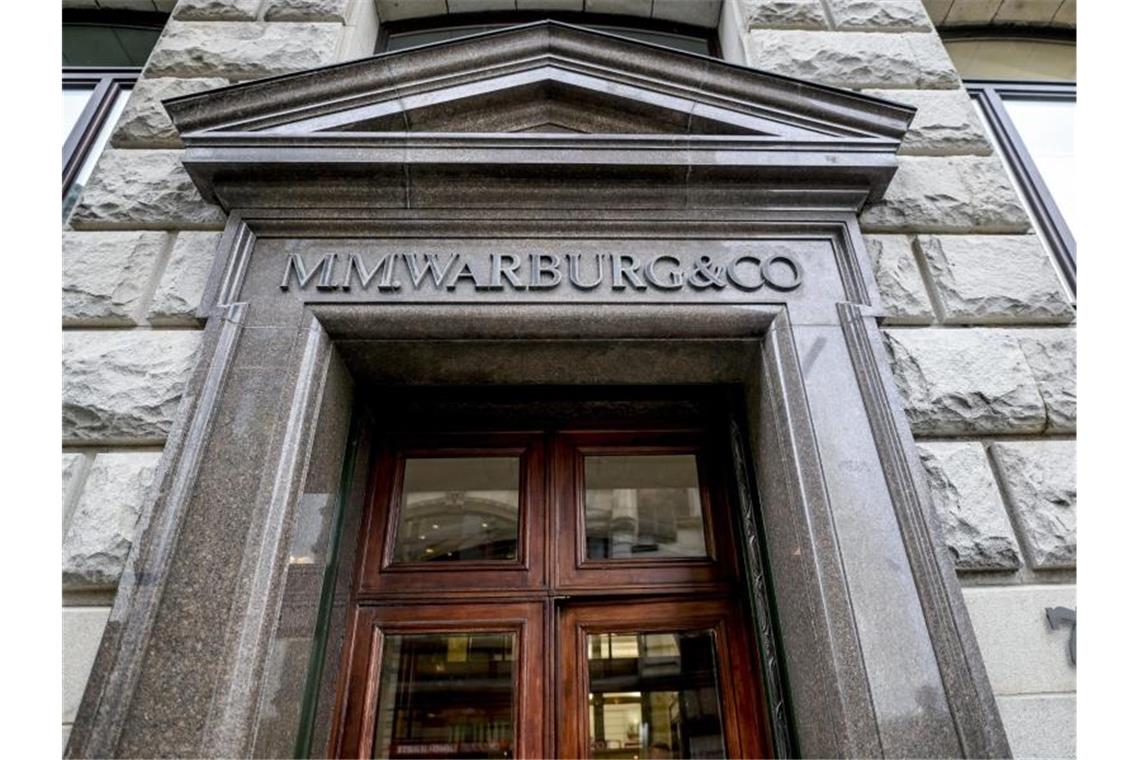 Der Haupteingang des Bankhauseses M.M.Warburg & CO in Hamburg. Foto: Axel Heimken/dpa