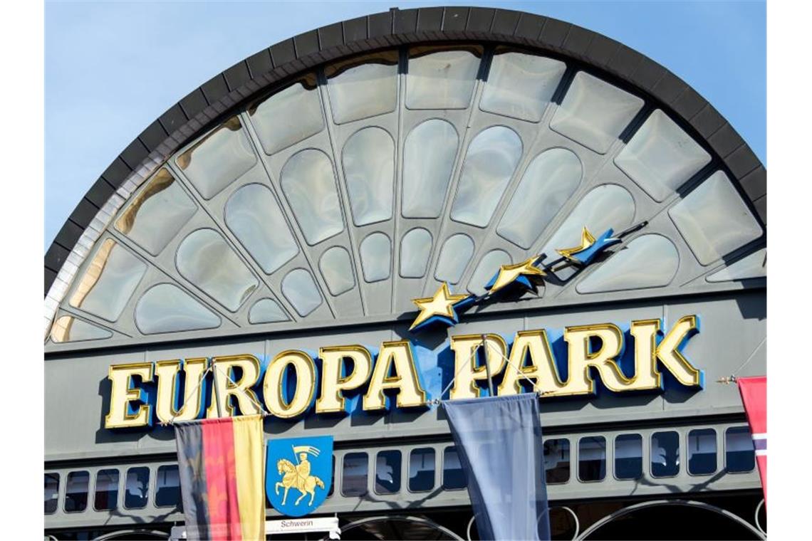 Europa-Park gestaltet umstrittene „Dschungel-Floßfahrt“ neu Der Haupteingang des Europa-Parks in Rust ist von Flaggen umrahmt. Foto: Patrick Seeger/dpa
