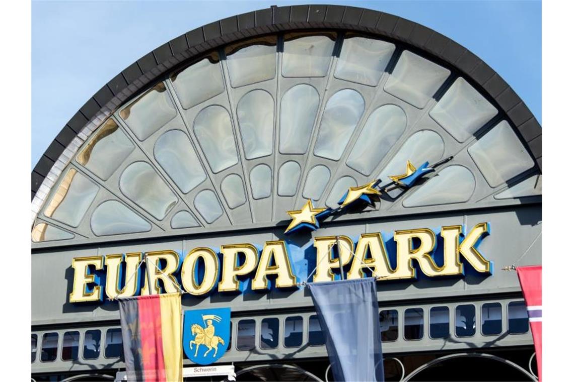 Europa-Park und Nord Stream 2 stoppen Zusammenarbeit Der Haupteingang des Europa-Parks in Rust ist von Flaggen umrahmt. Foto: picture alliance/Patrick Seeger/dpa/Archivbild